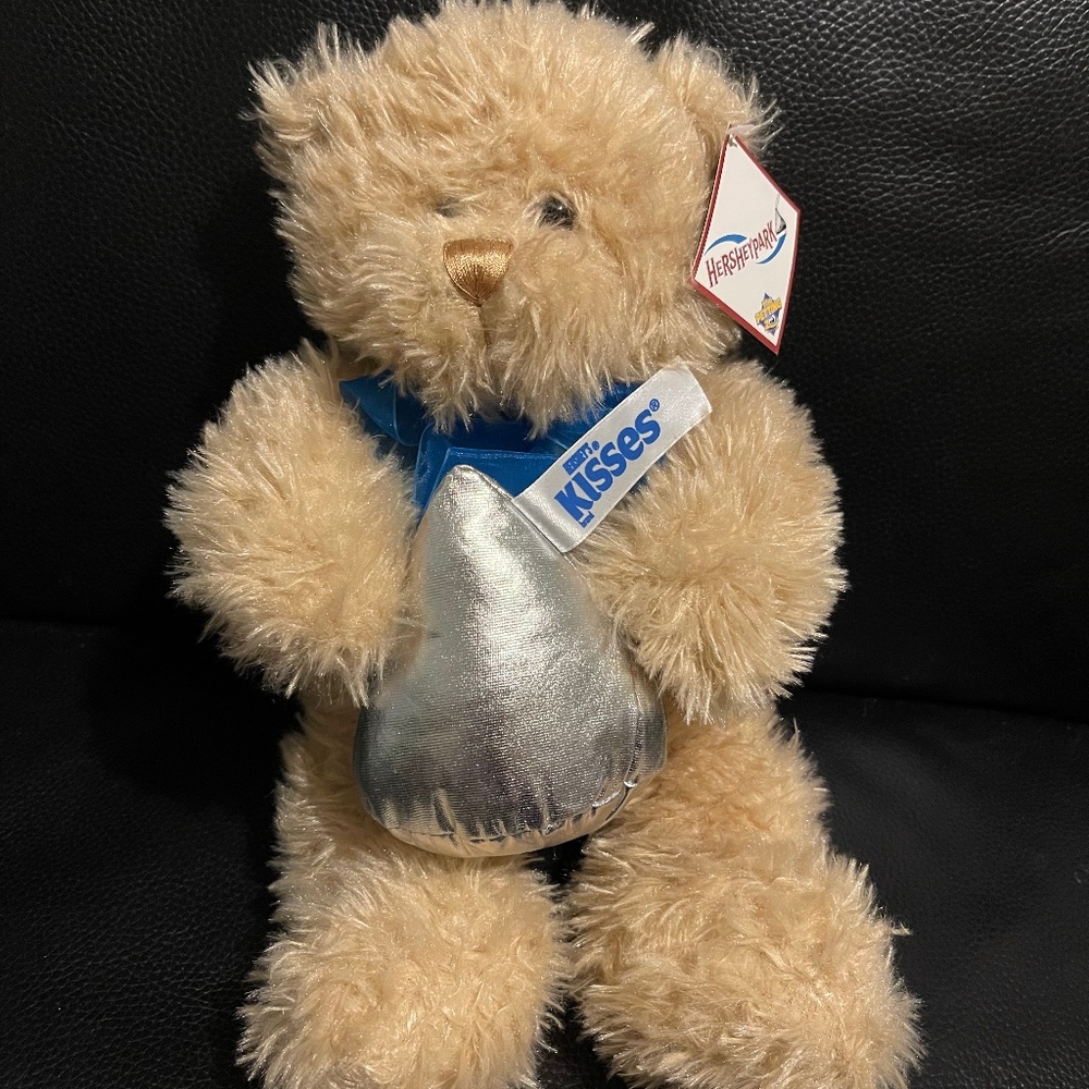 Hershey Park tan teddy bear holding Hershey kiss, new with tag